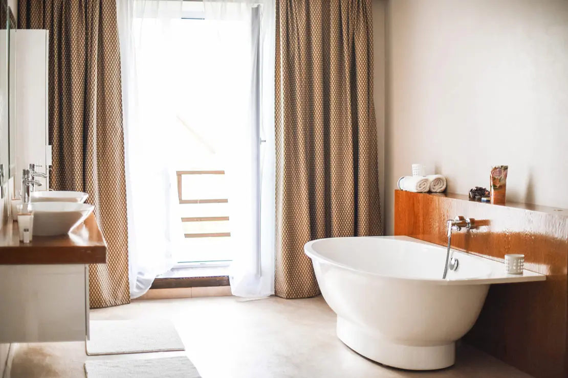 Salle de bain avec des murs et un sol en béton ciré beige